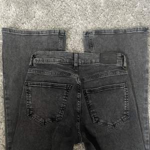 Snygga Bootcut jeans från Gina Tricot