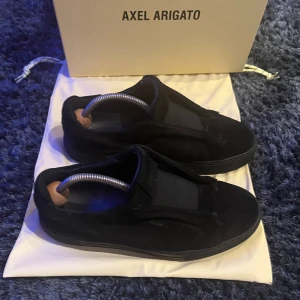 Axel arigato - Storlek 40. Först till kvarn. Pris:1399 kr