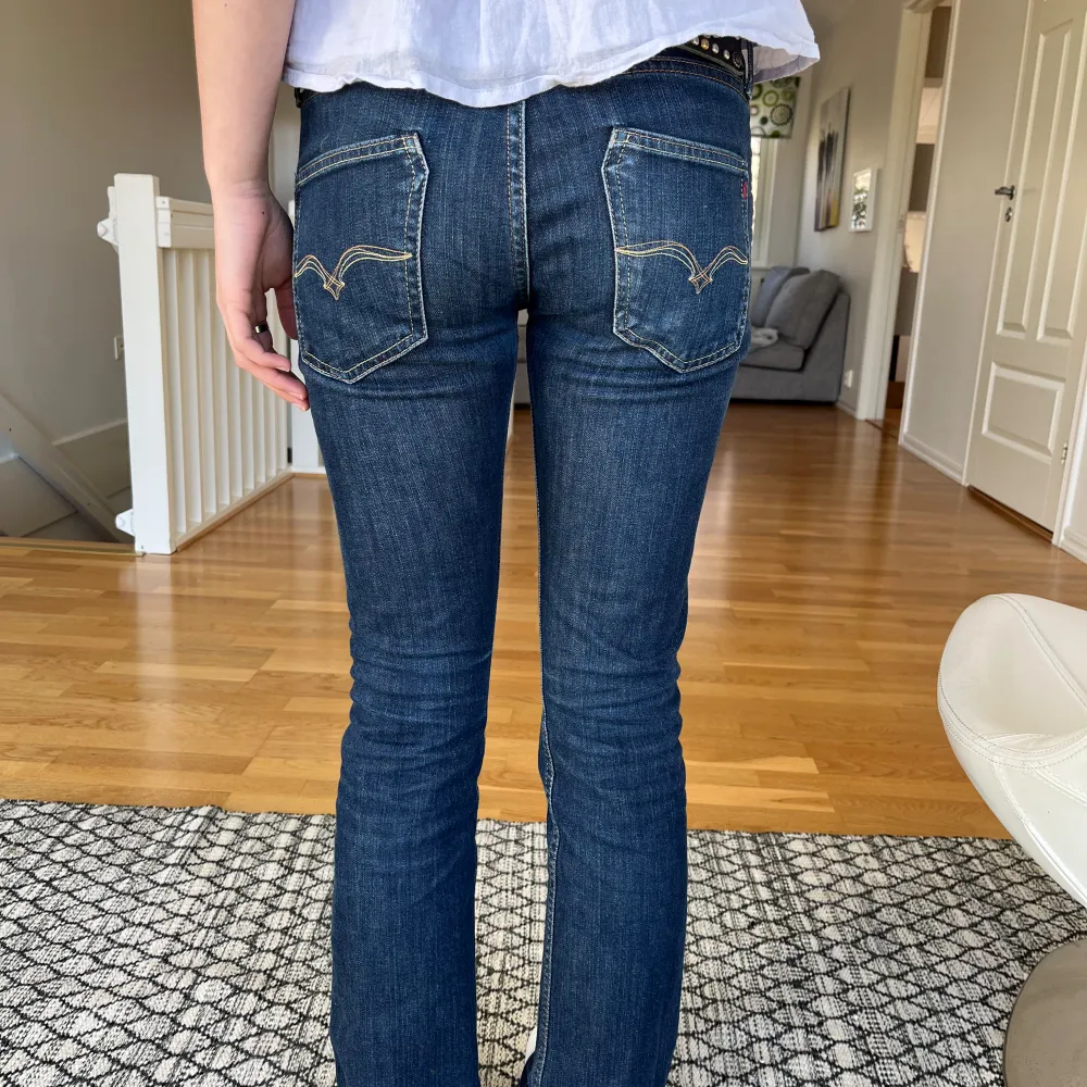 Superfina, men har för många par jeans och behöver sälja av! Mycket bra skick, knappt använda💕Mått rakt över: 37,5 cm, innerbenslängd: ca 78 cm☺️ Pris är diskuterbart vid snabb affär!. Jeans & Byxor.