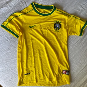 Brasilien fotbollströja  - En helt ny fotbollströja i prima kvalite, aldrig använd förut, bara att skriva vid fler frågor!!