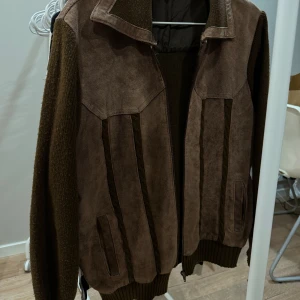 Brun vintage jacka - Säljer en snygg vintage brun jacka. Den är perfekt för våren/sommaren då den är lite tunnare. Unisex. Står 52 som storlek men passar alla storlekar beroende på hur man vill att den ska sitta. 