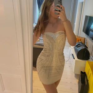 Festklänning H&M - snyggaste festklänningen från HM i beige, strl S/36, väldigt stretchig så den passar xs-m 😍Köpt för några år sedan för ca 500kr. Använd ca 2 gånger, jättefint skick!! ⭐️ 
