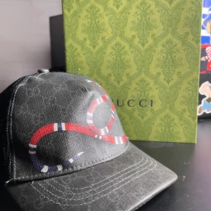Gucci keps - Helt nu Gucci keps 10/10 kvalete så skriv om ni vill ha mer bilder eller bara några frågor 