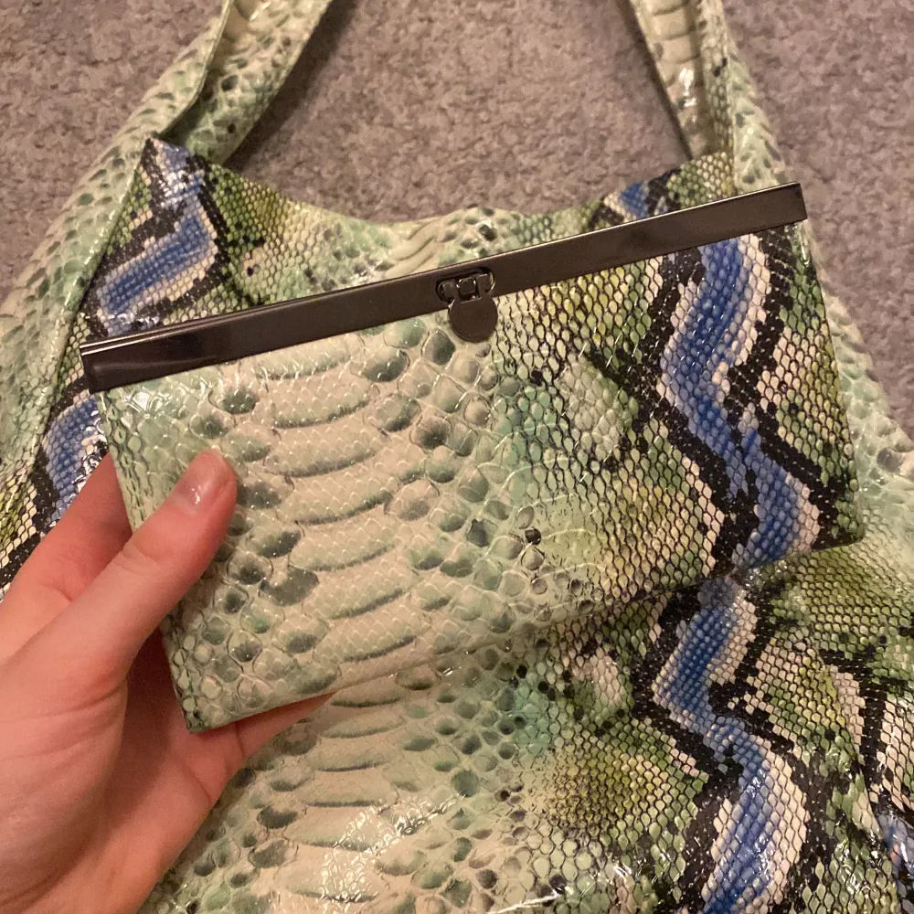Jag säljer en super unik handväska. Den är grön lite som orm färgad. En ny kostar 1200💞 Den är använd några få gånger. De tillkommer också en plånbok/ liten handväska till. Skriv privat om du bara vill köpa ena💞 pris kan diskuteras. Väskor.