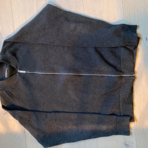 KnowledgeCottonApparel - Använt en gång då den inte passat och är Helt ny. Nypris: 1199 säljer 800 så väldigt bra pris. Storleken är M