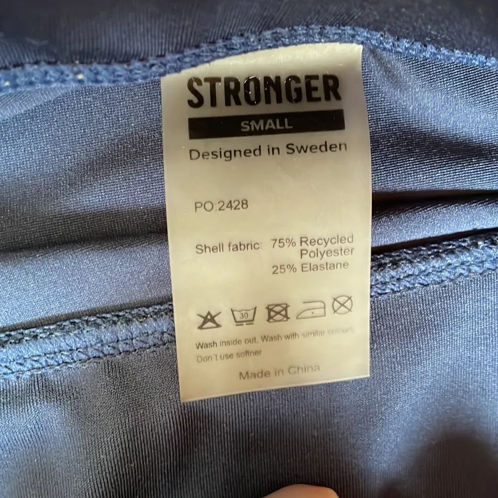 Ett par mörkblåa träningsbyxor från stronger. Dom är mörkare är på bilden. Storlek S. Säljer för att dom är för små. . Jeans & Byxor.