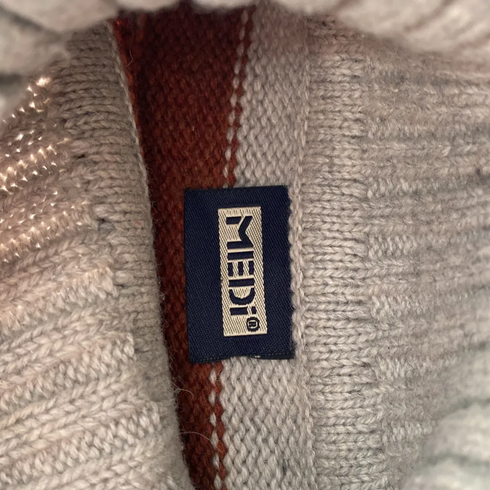 tjockare stickad morfar tröja i murrigare färgskala inköpt secondhand, endast använd en gång utav mig :) Inga defekter och bra skick, lite nopprig på vissa ställen. Neuleet.