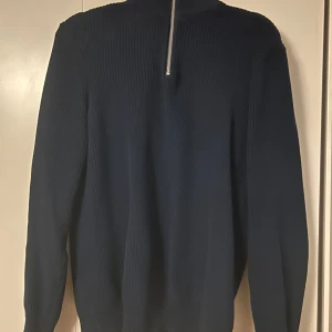 Stickad halfzip zara tröja - Säljer en mörkblå halfzip, stickad från zara. I storlek M. Väldigt bra skick!
