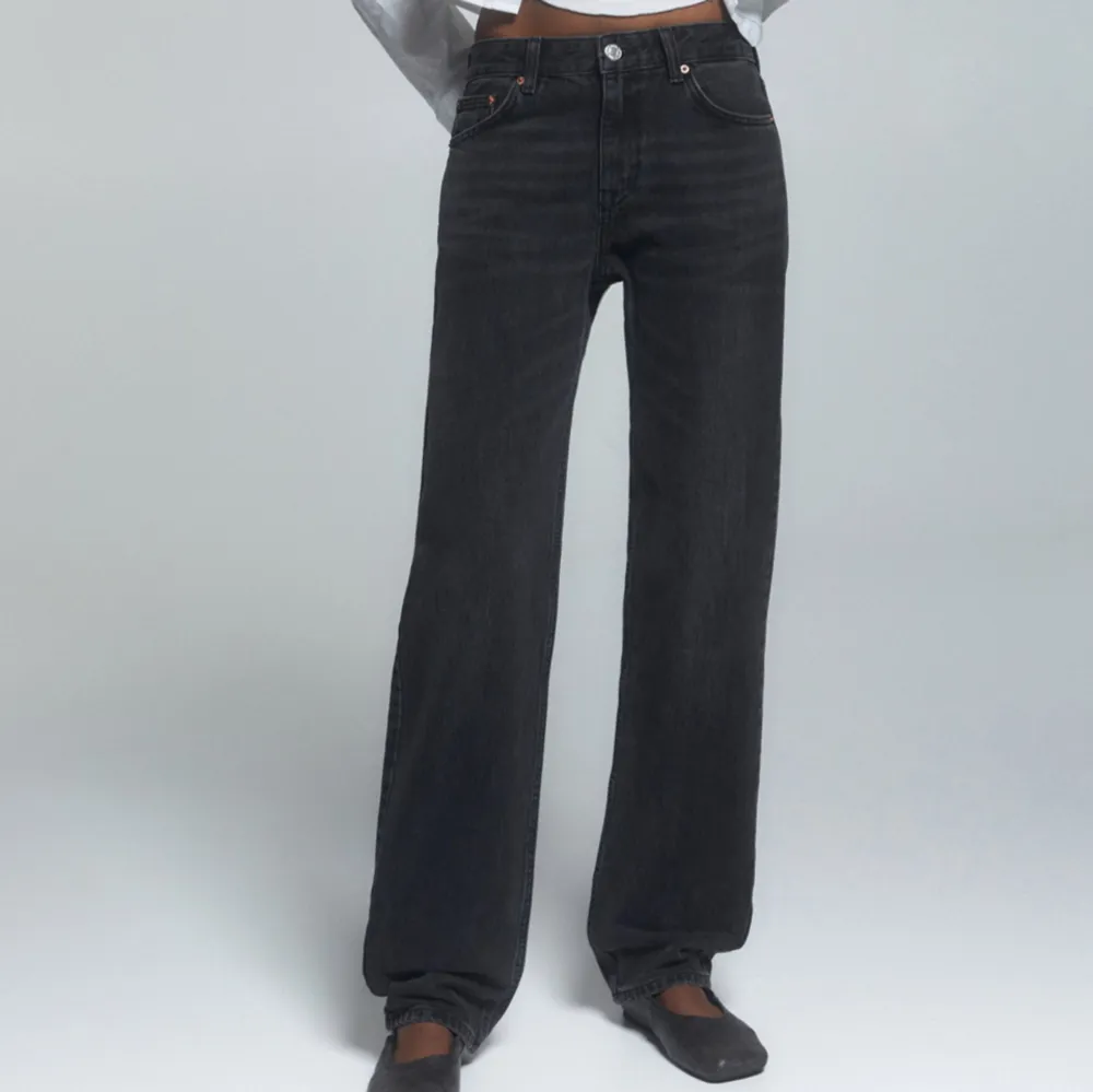 mid waist jeans med straight leg som är inte använd. Jeans & Byxor.