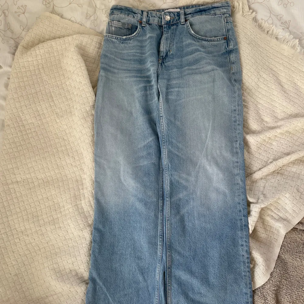 Blåa baggy jeans från Zara i storlek 38 cm💙Skriv gärna vid frågor och fler bilder☺️. Jeans & Byxor.