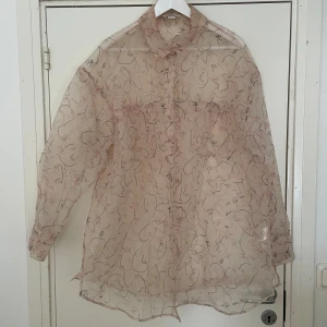 Skjortblus från monki - Sheer material, cool skjorta/blus med abstrakt konst på.  Lite missfärgningar i krage och näst översta knapp är lite trasig. 