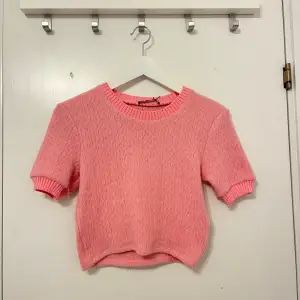 Säljer denna fina rosa stickade t-shortsen då den inte kommer till användning💕Oanvänd och prislappen hänger kvar