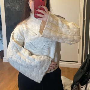 kabelstickad tröja  - Stickad tröja med vida ärmar från Kappahl🤍