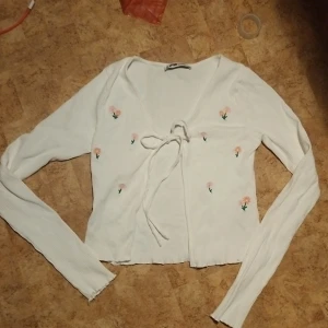 Blommig kofta🌷🫶🏼 - Jätte fin blommig kofta!  Har en liten fläck(bild 2)  Kom privat för fler bilder 🫶🏼