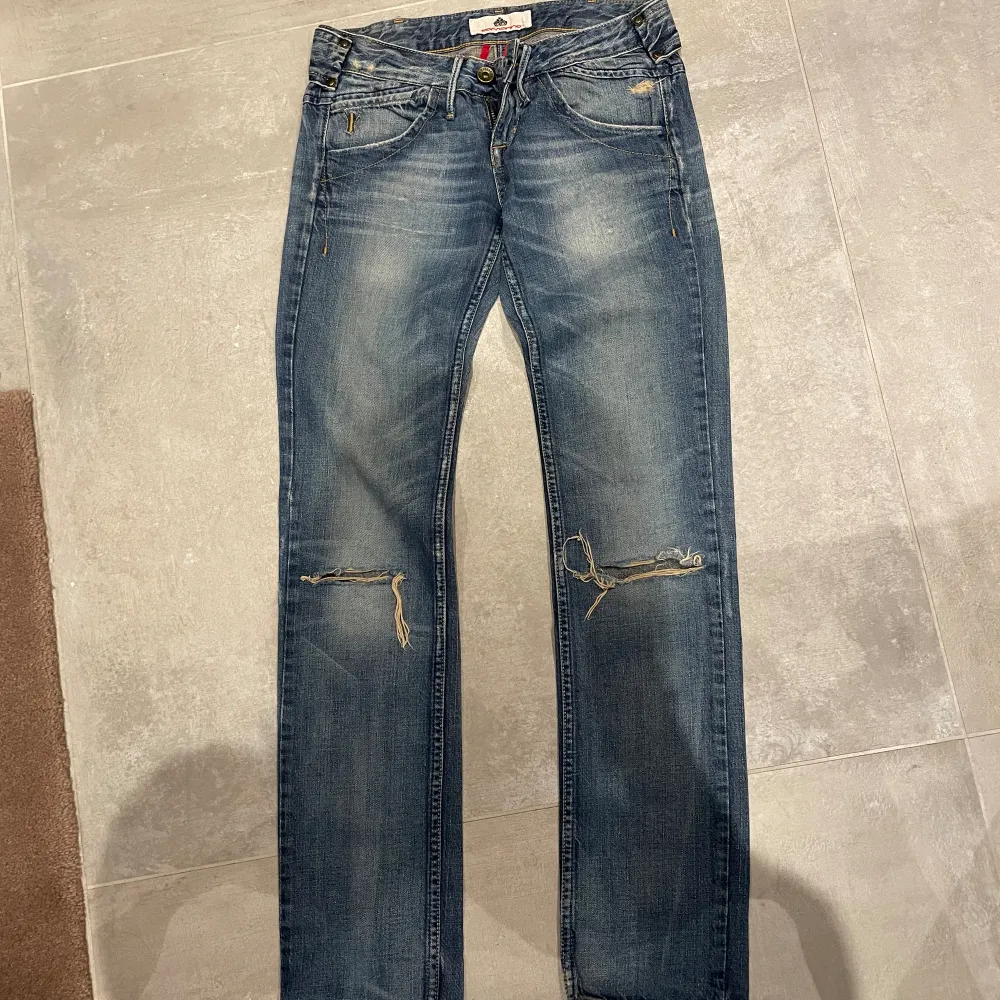 Jag säljer nu mammas gamla Fornarino jeans som inte längre passar. Klassisk jeans-tvätt med utsliten design vid knäna, fina detaljer som fickorna på rumpan. Använda men fortfarande i fint skick. Mjuka och sköna, gedigna äkta jeansmaterial💙. Jeans & Byxor.