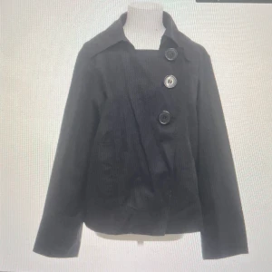 Svart kappa/trenchcoat✨✨ - Så snygg och perfekt jacka/kappa till våren! Svart i storlek S/M, skriv för fler bilder!