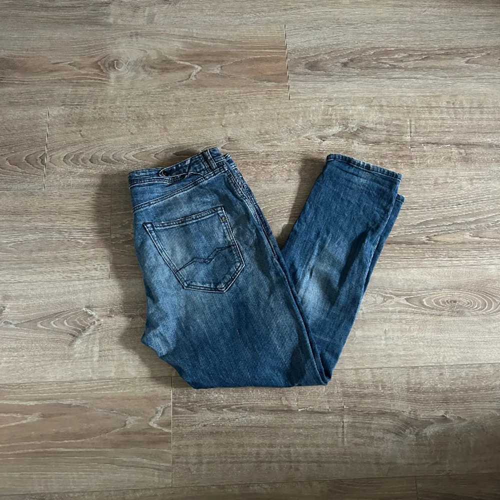 Ett par jeans i absolut topp skick. Nypriset på dessa jeans ligger på runt 1000kr. Längden på byxorna är 92cm och midjan 42cm jämför gärna med ett par egna och sen är det fritt fram att använda ”köp nu”.. Jeans & Byxor.