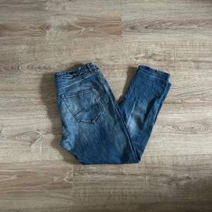 Ett par jeans i absolut topp skick. Nypriset på dessa jeans ligger på runt 1000kr. Längden på byxorna är 92cm och midjan 42cm jämför gärna med ett par egna och sen är det fritt fram att använda ”köp nu”.