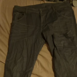 Jeans - Bra skick, måttligt slitna längst ner på benen.