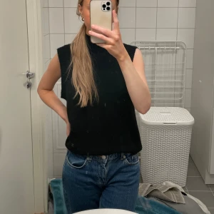 Svart stickad väst - Supersöt och mjuk stickad väst, använd någon enstaka gång 💞