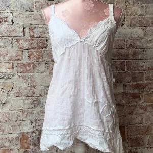 Blus - Topp ifrån desigual med V ringning och fina detaljer🤍