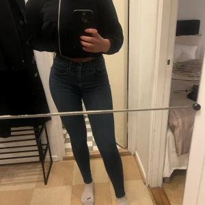 Levis skinny jeans - I väldigt bra skick, inga fläckar eller märken, som nya. Riktigt snygga på rumpan och fin färg