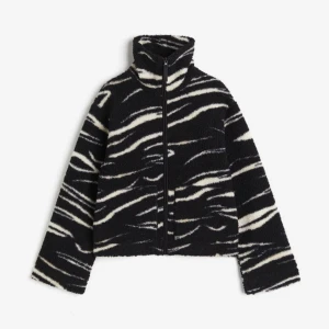 zebra teddy jacka  - Läs bio!❤️ super trendig teddyfleece jacka från h&m. Den är slutsåld överallt och väldigt eftertraktad därav priset!🥰✌️ köpte för 230kr. Den är i fint skick! Jag är 160 lång och bär vanligtvis XS/S men denna är  strl M men sitter så fint (se bild 2) 