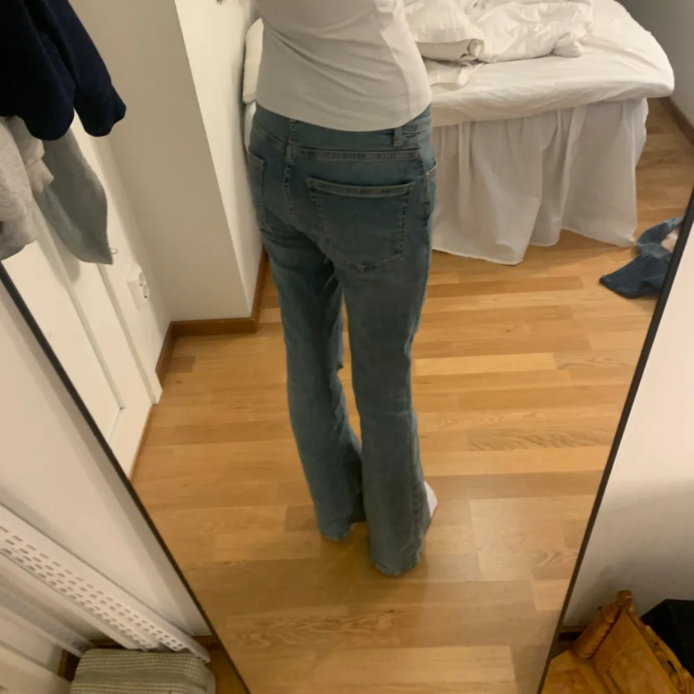 Fina Gina Tricot bootcut jeans i tall och är i storlek 36 xs/s och är ljus blå🩵. Jeans & Byxor.