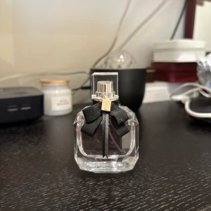 Parfym ysl  - Jättefin parfym från ysl, finns ca 98% kvar skulle jag säga (se bild) passade inte riktigt mig därför jag säljer vidare till nån som har mer nytta av den, har tyvärr inte lådan kvar, har förvarats kylt, nypris ca 1200kr 50ml