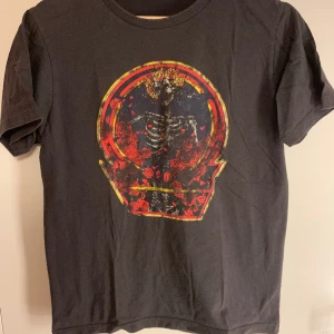Grateful Dead T-Shirt - Grateful Dead Concert Tour 1980 T-Shirt storlek S-M = 60cm från axeln och ner och 47cm mellan armhålorna 