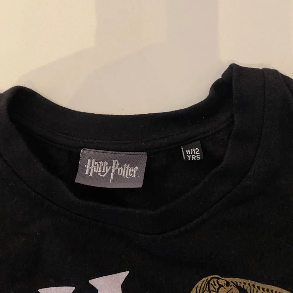 En officiell Harry Potter tröja. Egentligen för barn men passar även folk som är S! 🪄✨. Tröjor & Koftor.