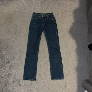 Ett par jeans från bikbok med nypris 700kr. Knappt använda. Modell : Low straight  Storlek : W24 L34 Säljer pga att de börjar bli för små på mig. 