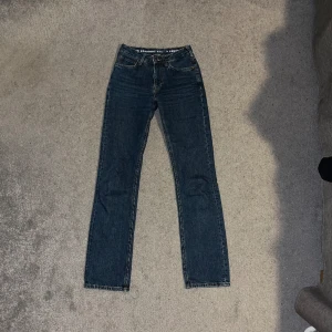 Jeans - Ett par jeans från bikbok med nypris 700kr. Knappt använda. Modell : Low straight  Storlek : W24 L34 Säljer pga att de börjar bli för små på mig. 