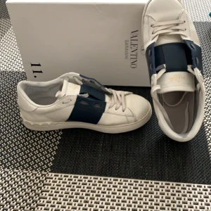 🔥Valentino skor🔥 - Valentinos Open i jätte fint  skick med mörkblå färg äkta ! . 8/10 i skick. Box medföljs . Nypris 6500kr mitt pris 2500kr pris   Skriv gärna till mig för mer bilder eller övrigt. /Alex😇OBS skosnörena sitter konstigt då jag tvättade dom innan bilden!