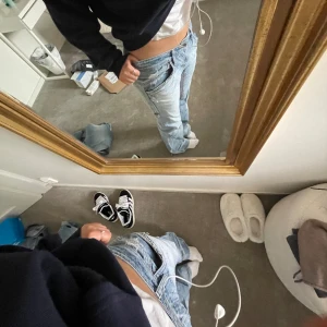 jeans - blå jeans med så coola detaljer