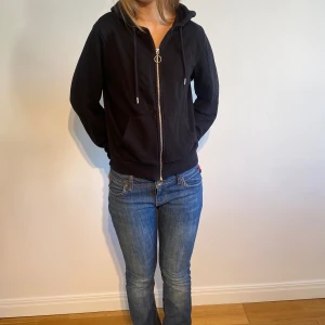 Svart ziphoodie  - En svartziphoodie i storlek L men passar mig som har s så väldigt liten i storleken💕