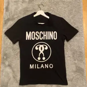 Säljer min Moschino T-Shirt. Är använd ett fåtal gånger och köpt på Zalando för 1400. Fint skick:)  För fler bilder så är det bara att kontakta. 