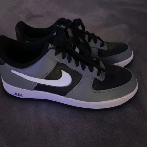 Skor Nike airforce  - Ett par supersnygga Nike airforce. Grå/svart, använda 2 gånger, jättebra skick. Säljer då de är för små för mig.
