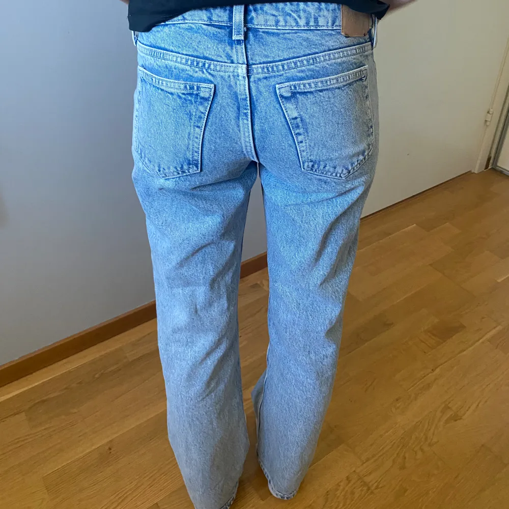 Blåa jeans med låg midja. Jeans & Byxor.