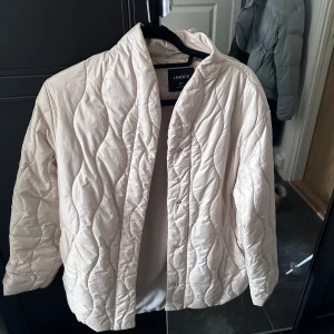 quiltad beige jacka  - Quiltad jacka från Lindex i storlek S😊  Inga skråmor eller liknanden, väldigt fint skick. 