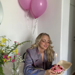 Glittrig Blazer SLA the labe l  - Lila glittrig Oversized blazer från SLA the label. Nypris 1200 kr. Slutsåld på hemsidan. Storlek XS men väldigt stor i storleken så passar S / M. 