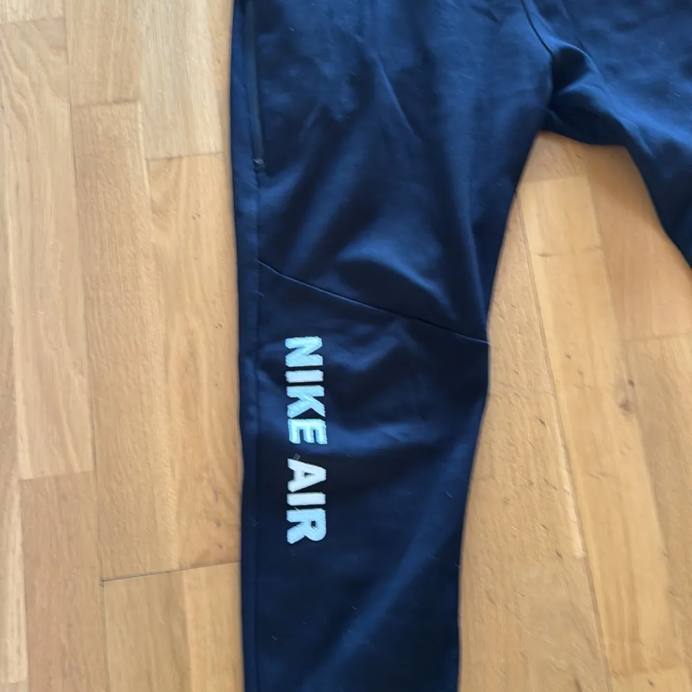 Helt nya Nike Air Svarta(sista bilden pga ljuset ser de som att de är blåa) Storlek L. Jeans & Byxor.