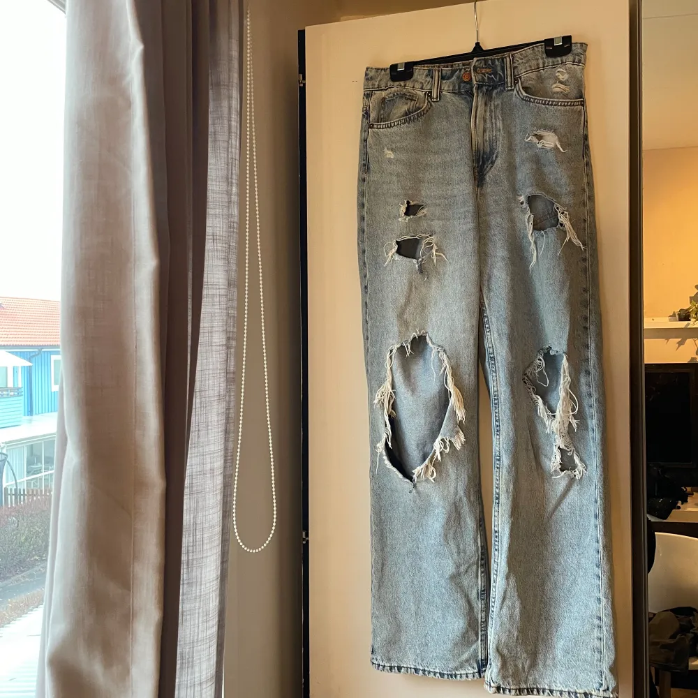 Raka jeans med hål som tyvärr blivit för små för mig🫶🏼. Jeans & Byxor.