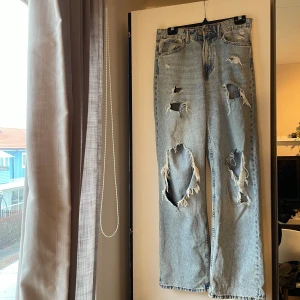 Jeans - Raka jeans med hål som tyvärr blivit för små för mig🫶🏼