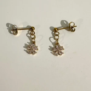 Örhängen  - Jättefina handgjorda örhängen🤍Aldrig använda, nickelfria, guldpläterade. Skriv vid frågor🤍