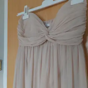 Säljer denna super fina balklänning/ långklänning! 💕den är beige/ ljusrosa
