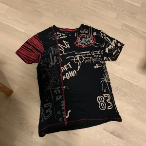 Desigual t-shirt - Supercool svart, röd, silver och beige desigualtröja med unikt tryck🎀 Storlek S men passar Xs och M också beroende på passformen! Svarar gärna på frågor om mått, prisförslag osv❤️