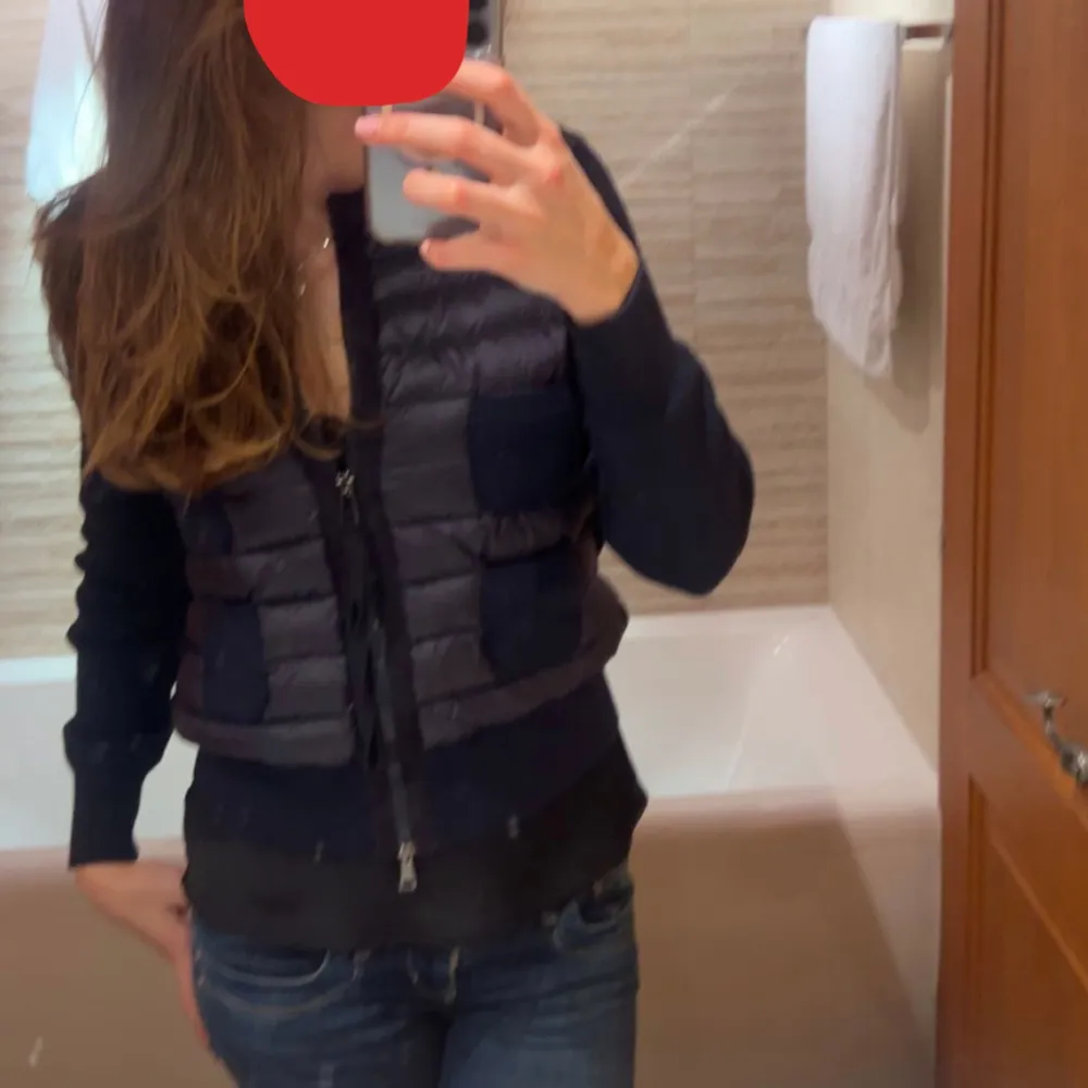 Jättefin Moncler cardigan i dam modellen, marinblå. Skriv om ni vill ha fler bilder. Jag köpte den i slutet av förra året och den har används sparsamt. Den har inga defekter alls och är i skicket som ny.  Köpt på Moncler för 8520kr. Tröjor & Koftor.