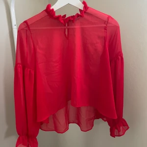 Röd blus  - Blus från Chiquelle. 