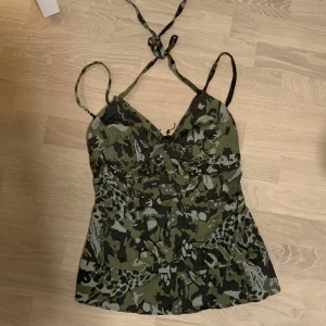 Camoflage topp - Söt camotopp med metalldetaljer och nitar från reporter🎀 Storlek M men är insydd för att passa mig (går att ta bort väldigt lätt!)  Svarar gärna på frågor om mått, prisförslag osv❤️